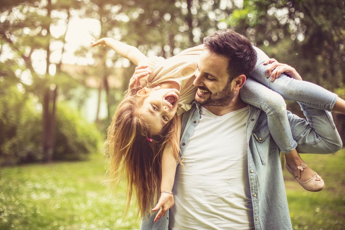8 điều các ông bố nên làm để giúp con gái trở nên tự tin và mạnh mẽ