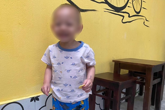 Bé trai 2 tuổi bị bỏ rơi, xách túi bỉm sữa đứng bơ vơ trong đêm mưa Hà Nội