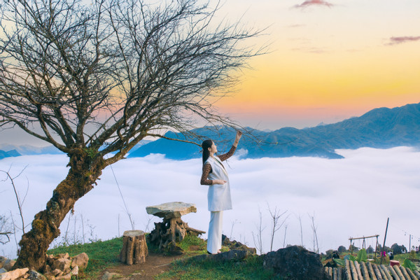 Mây tràn khắp lối, du khách ùn ùn kéo tới Sa Pa check - in SaPa khung cảnh bồng bềnh