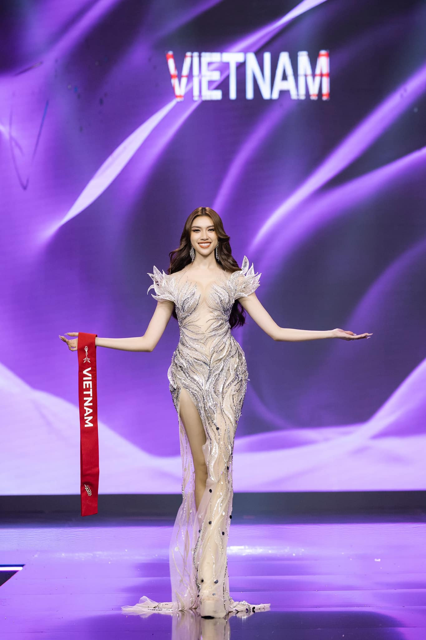 Sexy quá đà, MC Thanh Thanh Huyền trượt top 10 Miss Charm không oan