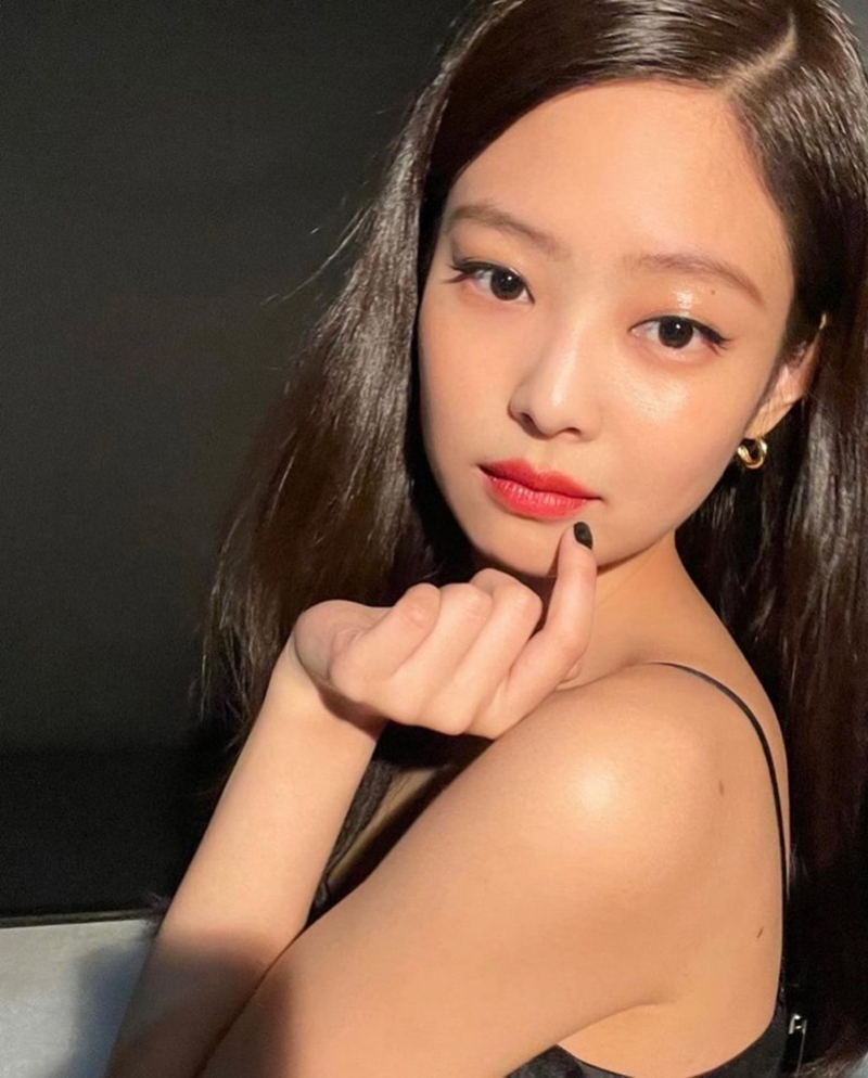 Xu hướng trang điểm mắt bóng loáng như phủ sương được hội IT girl yêu chuộng mỗi mùa hè