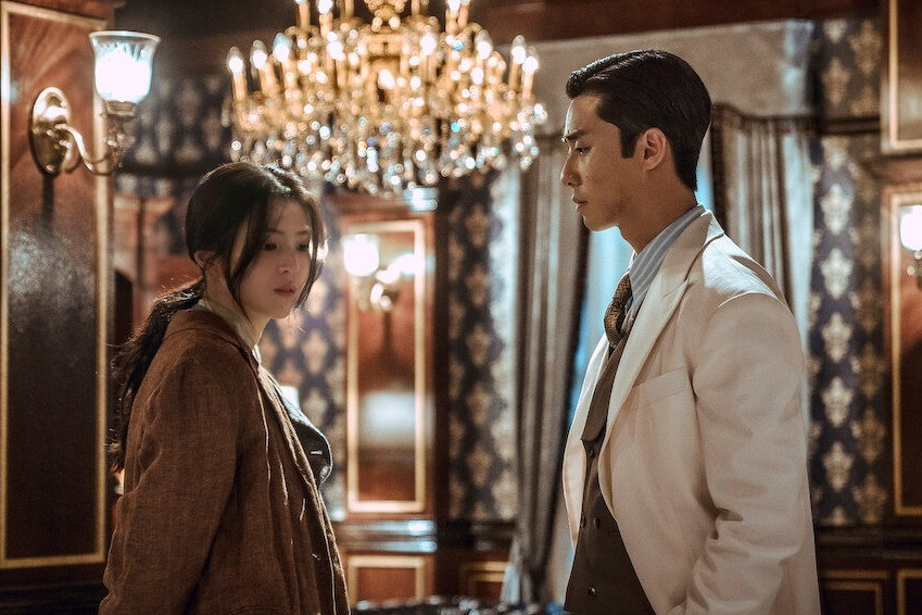 Park Seo Joon và Han So Hee tái xuất cực ngầu trong loạt phim kinh dị bom tấn