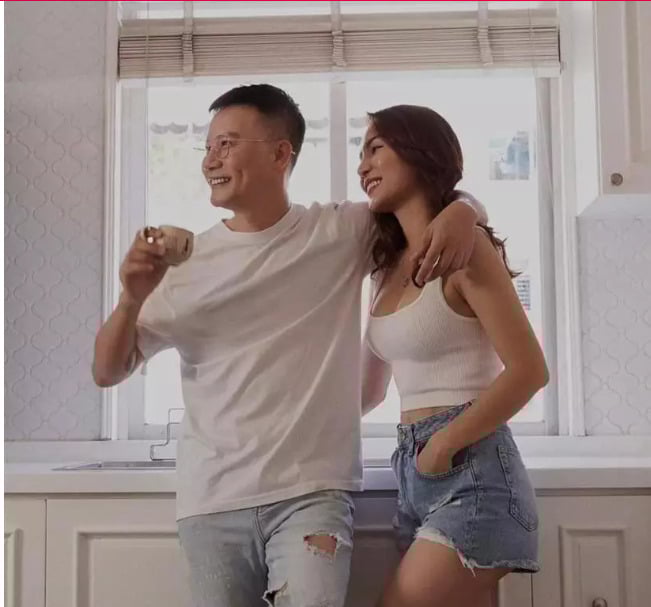 Hoàng Bách và vợ siêu mẫu: 17 năm mặn nồng, chồng triệt sản để vợ đỡ vất vả